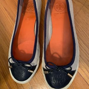 Tory Burch cream quilted flats with navy details size 6